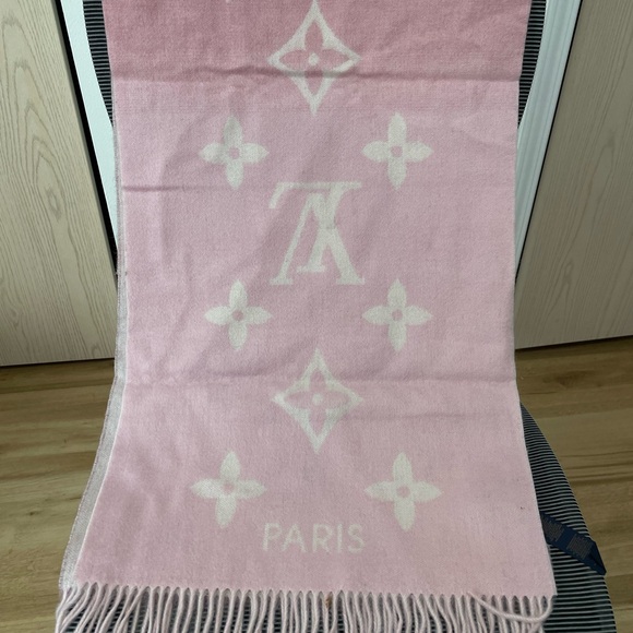 LV Reykjavik Gradient Scarf - Picture 6 of 7
